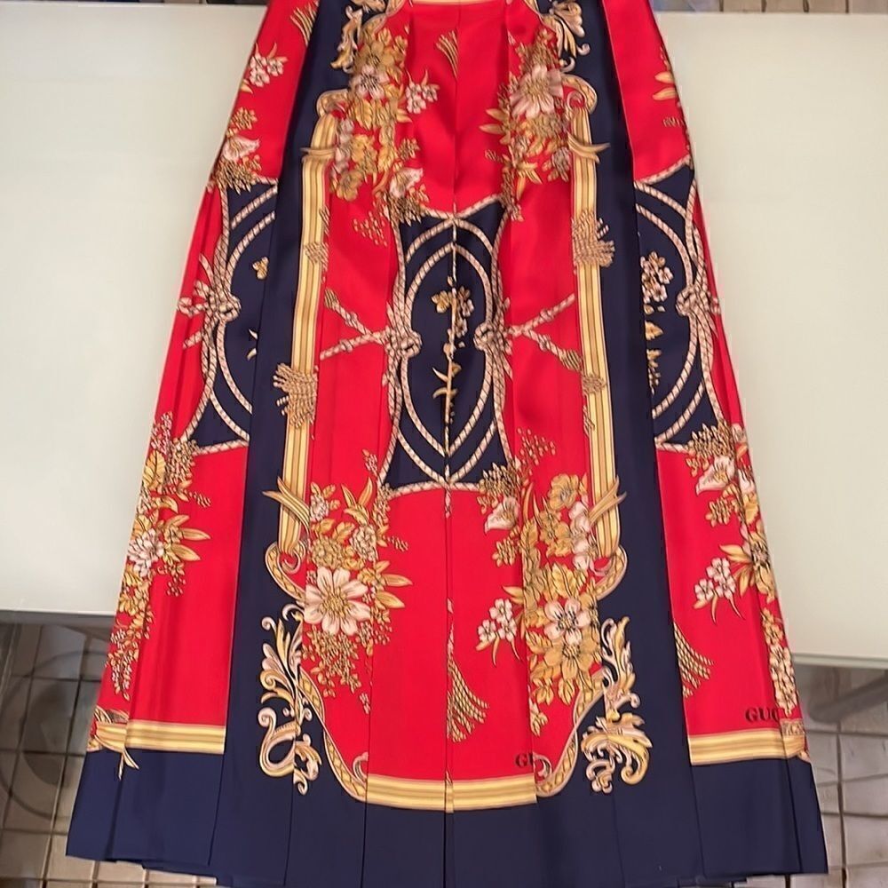 Gucci NWT Pleated skirt red navy gold printed 38 100% silk made in Italy - Picture 8 of 16